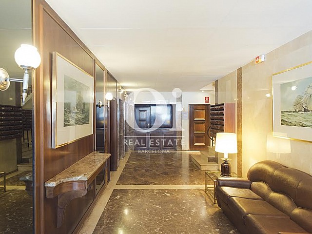 Вид широкого коридора в прекрасной квартире в аренду в Правом Эшампле в Барселоне