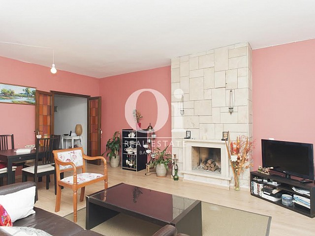 Salon avec cheminée dans un appartement à louer dans l'Eixample de Barcelone