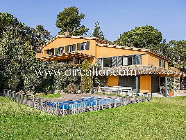 Villa à vendre avec deux maisons attenantes et appartement à San Vincente de Montalt, Maresme