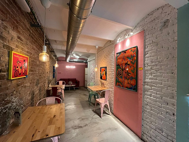 Ref. 133881 - ¡Oportunidad Imperdible de Traspaso: Bar en Plena Zona de Entença, Barcelona!