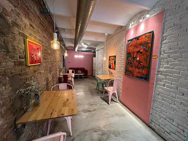 Ref. 133881 - ¡Oportunidad Imperdible de Traspaso: Bar en Plena Zona de Entença, Barcelona!