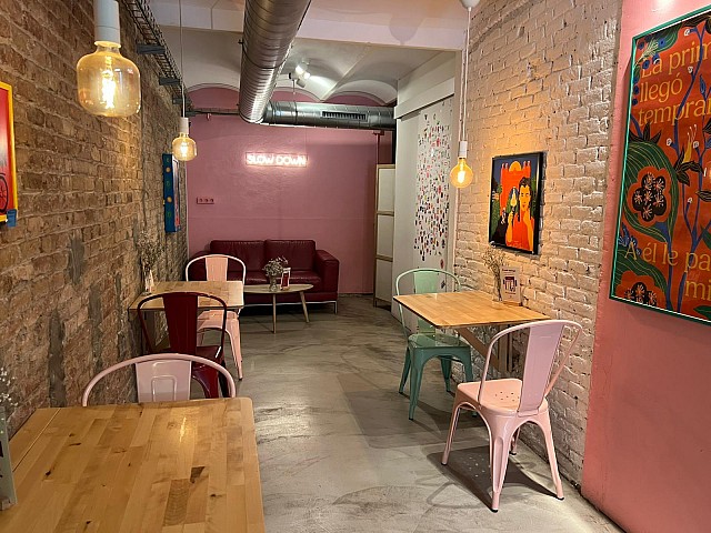 Ref. 133881 - ¡Oportunidad Imperdible de Traspaso: Bar en Plena Zona de Entença, Barcelona!