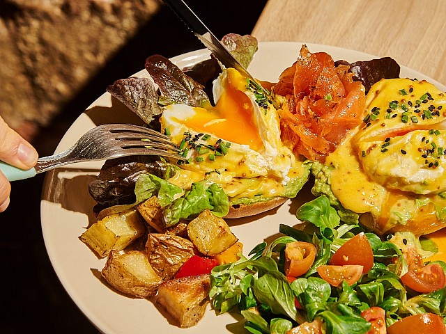 WhatsARef. 133881 - ¡Oportunidad Imperdible de Traspaso: Bar en Plena Zona de Entença, Barcelona!