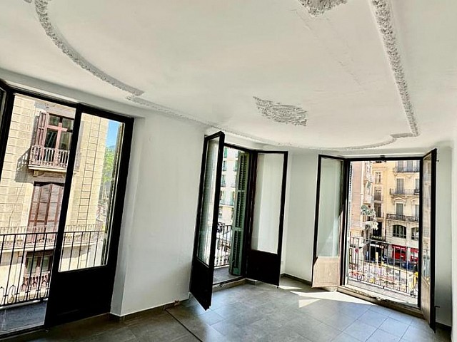 Piso esquinero en venta en La Rambla, Barcelona, rentabilidad alta!
