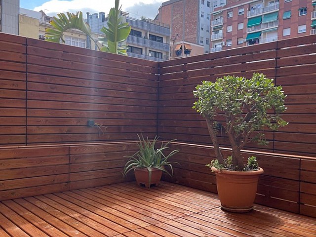 Piso reformado en venta con amplia terraza en Parque de la Ciutadela - Barcelona, Luminosidad y Encanto Moderno