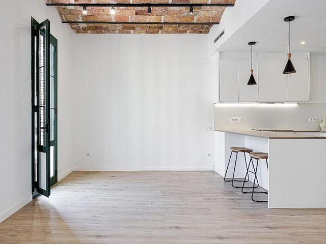 Piso en venta completamente renovado en el corazón de Sant Antoni, Barcelona