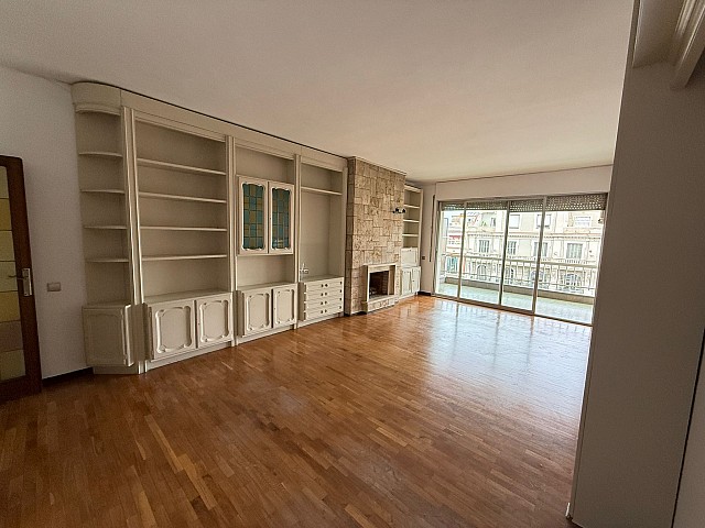Exclusief appartement te koop in Eixample Esquerra, Barcelona – 4 slaapkamers, zonnig terras en uitstekende locatie
