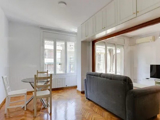 Piso luminoso con balcón-terraza en Sagrada Família