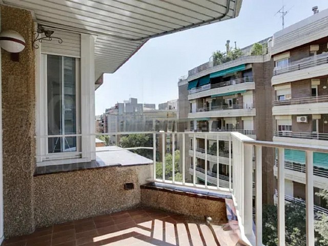 Piso luminoso con balcón-terraza en Sagrada Família