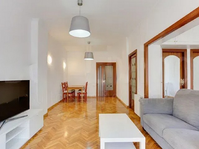 Piso luminoso con balcón-terraza en Sagrada Família