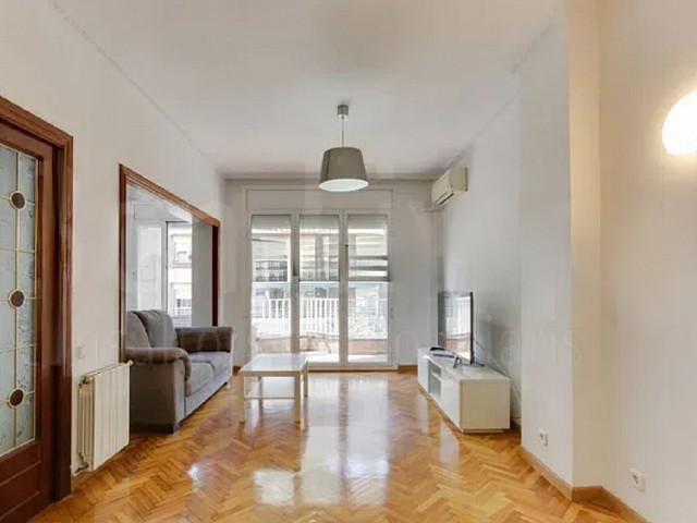 Piso luminoso con balcón-terraza en Sagrada Família