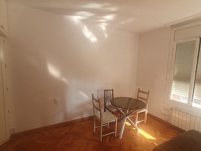 Piso luminoso con balcón-terraza en Sagrada Família