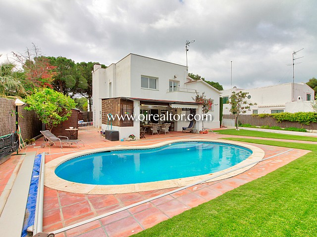 Maison de style méditerranéen avec piscine dans l’urbanisation Terramar, Sitges