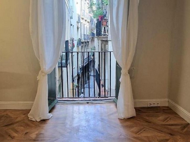 Piso reformado en el Barrio Gótico junto a Plaza Reial.