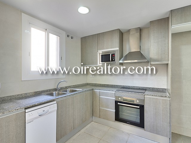 Piso muy amplio con terraza en la calle Sardenya, Barcelona