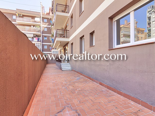 Piso muy amplio con terraza en la calle Sardenya, Barcelona