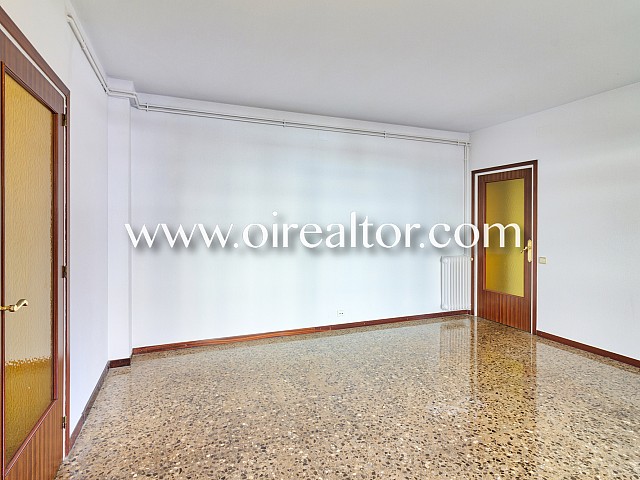 Piso muy amplio con terraza en la calle Sardenya, Barcelona