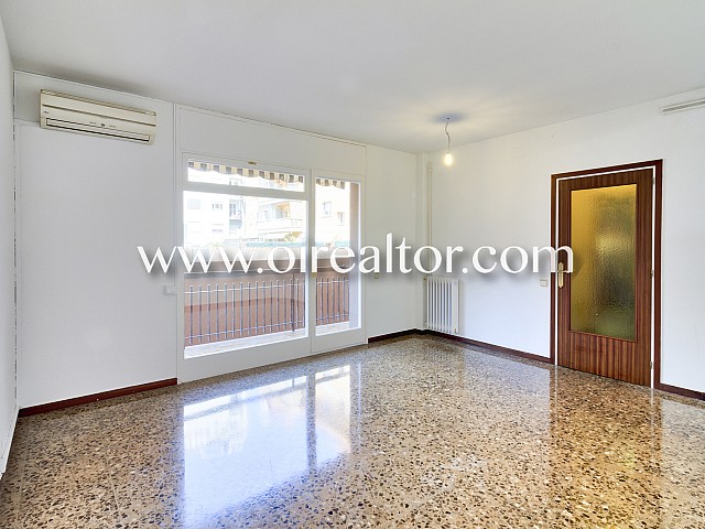 Piso muy amplio con terraza en la calle Sardenya, Barcelona