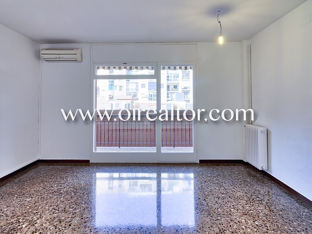 Piso muy amplio con terraza en la calle Sardenya, Barcelona