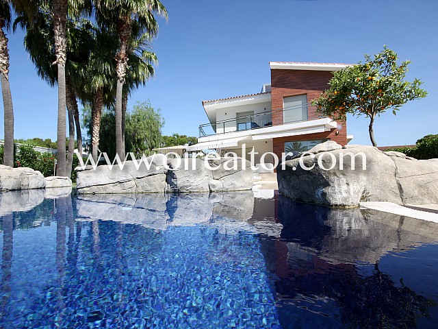 Espectacular casa con impresionante 
parcela de 1.1000 m2 en Sitges