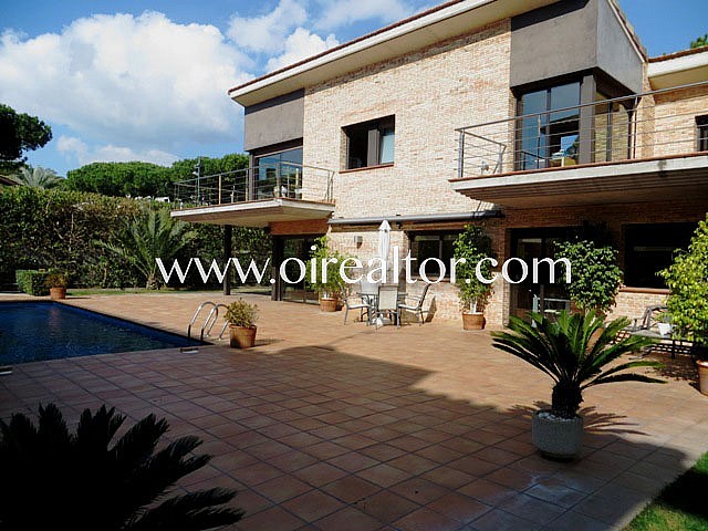 Maison moderne exclusive avec piscine dans un quartier privilégié de Castelldefels