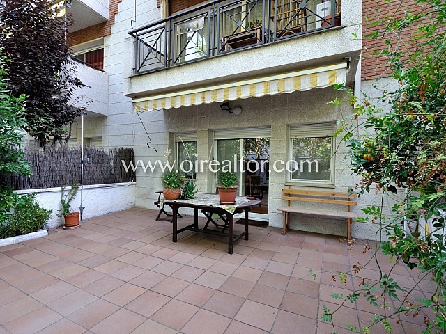 Casa adosada de 212 m2 y 6 habitaciones ubicada en una zona residencial muy tranquila