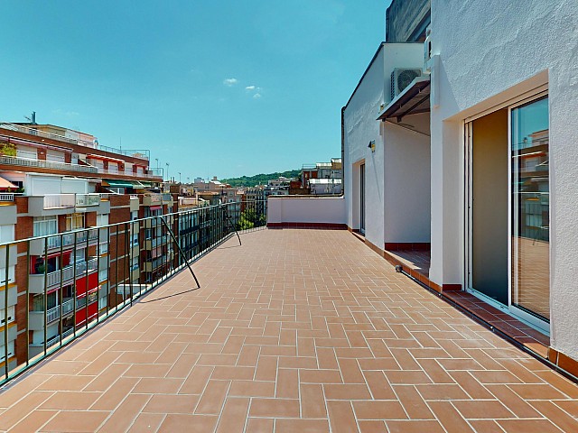 ÁTICO REFORMADO EN VENTA EN PLENO EIXAMPLE DE BARCELONA.