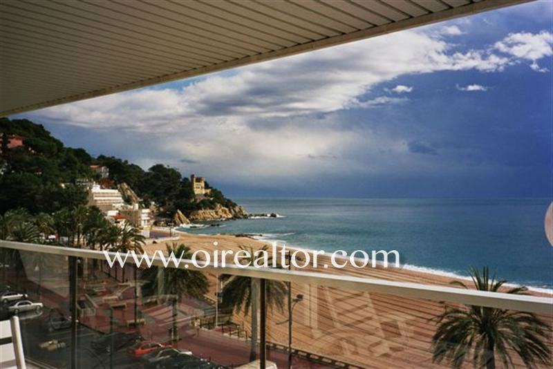 Красивая квартира с видом на море на берегу моря в Льорет-де-Мар