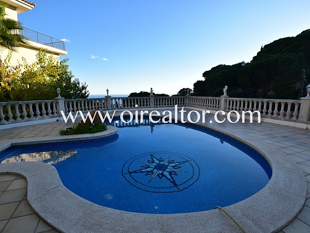 Magnificent villa for sale in an urbanization close to Lloret de Mar