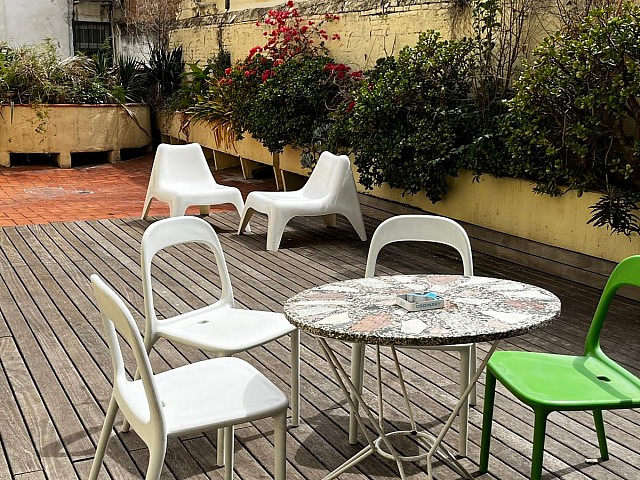 Apartamento con licencia turística y patio privado en el centro de Barcelona — Ideal para inversión o uso mixto