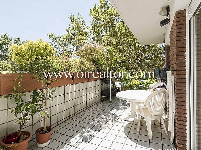 Cálido piso en venta con soleada terraza de 24 m2 en Gracia, La Salut
