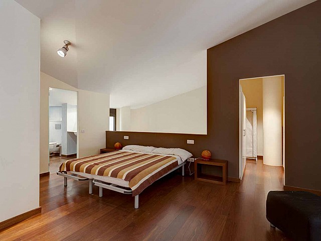 Bedroom in luxurious apartment in building for sale in Barcelona