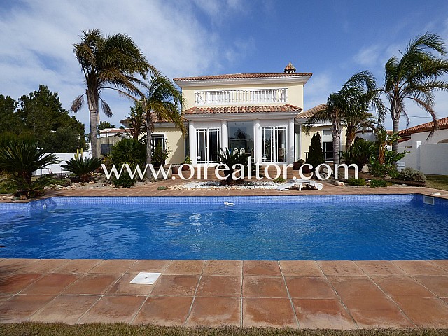 Luxury villa for sale in Miami Playa
