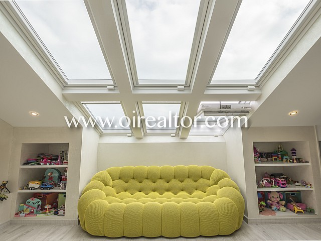 Spectacular and bright duplex penthouse for sale in Villa Olímpica, Barcelona