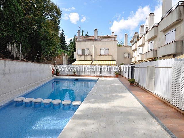 Cozy semi-detached house corner for sale of 200 m2 built and 4 rooms in the central district of Sant Domenech, Sant Cugat