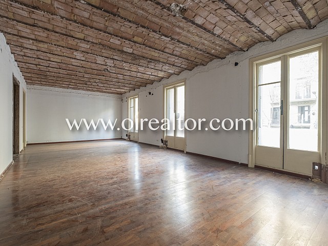 Apartamento a reformar en finca regia en el Eixample Derecho, Barcelona