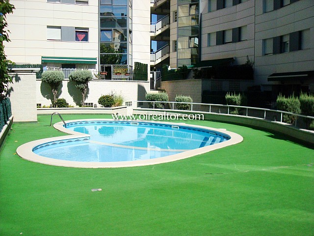 Bonic pis en venda de 3 habitacions i una bonica zona comunitària amb piscina, a Cerdanyola del Vallès