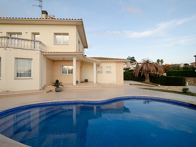 Casa en Venta con Jardín y Piscina en Centro de Platja d'Aro, Girona