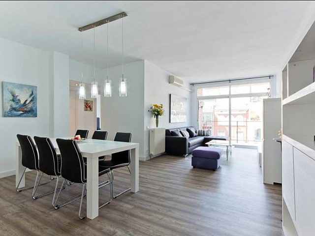 Bright and spacious living room with a dining area in luxurious apartment for rent in Barcelona