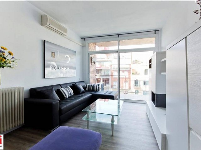 Bright and spacious living room in luxurious apartment for rent in Barcelona