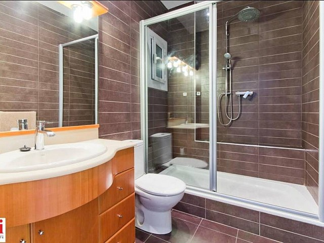Luxuriöses Badezimmer in Luxus-Wohnung zur Miete im Viertel Eixample Esquerra in Barcelona