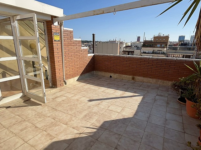 Дуплекс с террасой и видом на Монжуик в Эшампле Эскерра