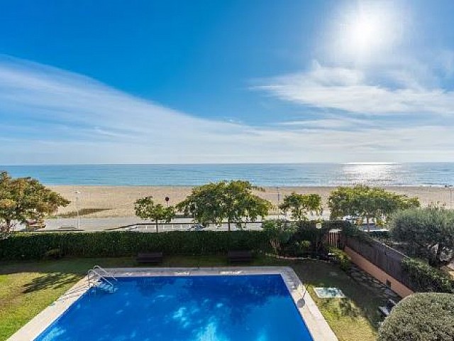 Apartamento para venda para renovar com amplo terraço em Sant Vicenç de Montalt, Barcelona.