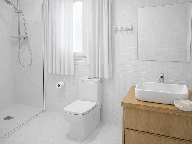 Baño moderno y luminoso