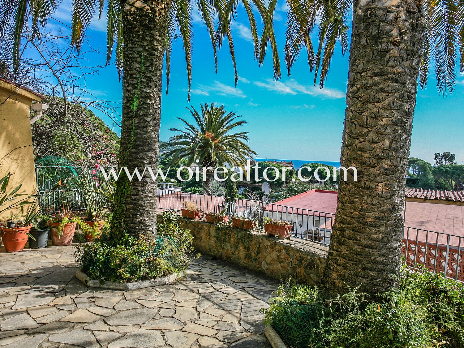 Продается красивый дом с панорамным видом на пляж Кала Каньель в Ллорет де Мар, Коста Брава.