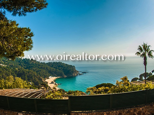 Excelente casa con acabados de primeras calidades y vistas frontales al mar en Cala Cañellas, Costa Brava