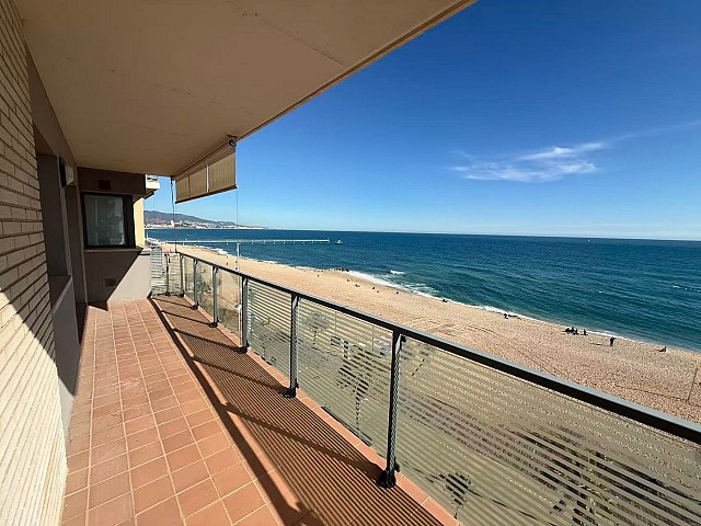 巴達洛納海濱公寓出售，附泳池和車庫