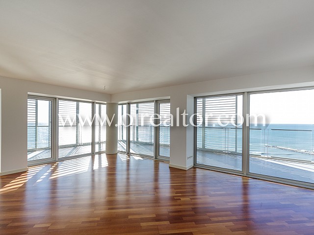 Espectacular piso en venta con impresionantes vistas al mar y la ciudad de Barcelona