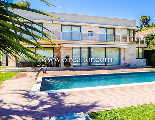 Villa lujosa en venta en la urbanización privada Santa Maria de Llorell , Tossa de Mar