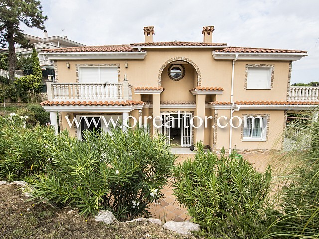 Elegante casa en venta en la urbanización Condado del Jaruco en Lloret de Mar, Costa Brava